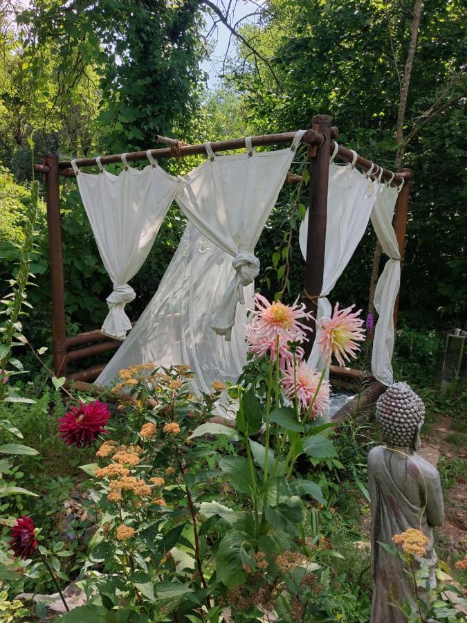 Tente Dans Gazebo Thai Dans Jardin En Bord De Riviere Saint-André-de-Valborgne Exterior photo